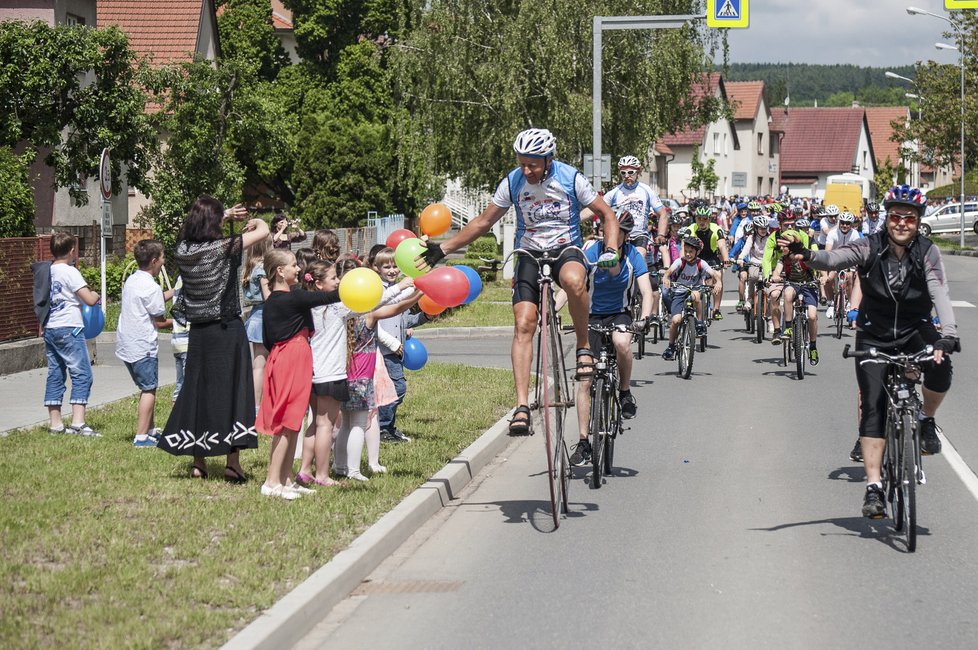 Josef (60) objel na vysokém kole sedmkrát celou zeměkouli, nyní pomáhá onkologicky nemocným dětem.