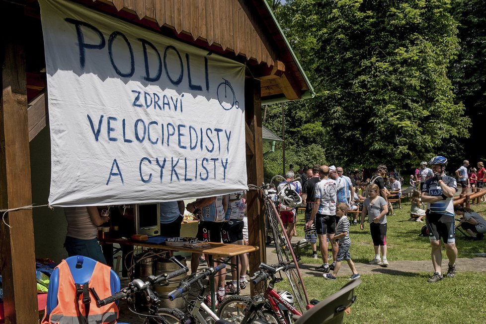 Josef (60) objel na vysokém kole sedmkrát celou zeměkouli, nyní pomáhá onkologicky nemocným dětem.