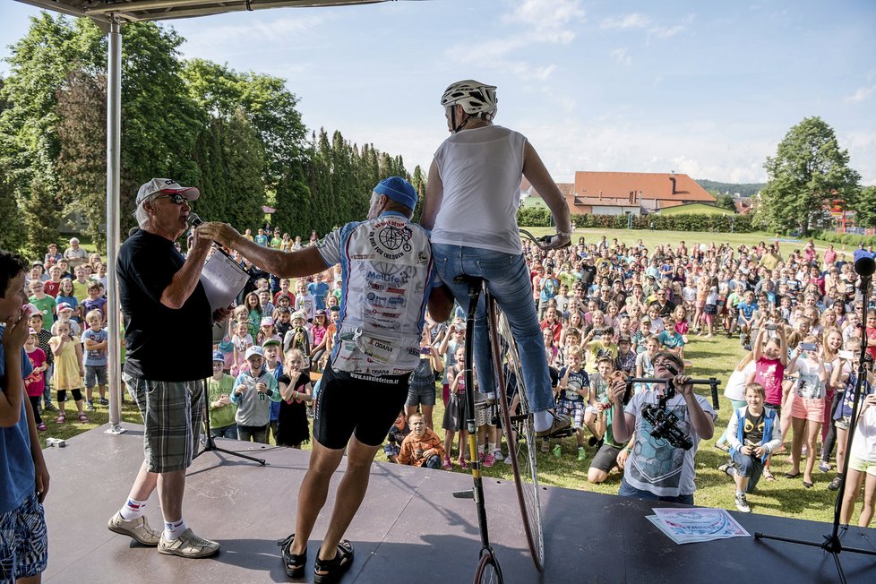 Josef (60) objel na vysokém kole sedmkrát celou zeměkouli, nyní pomáhá onkologicky nemocným dětem.