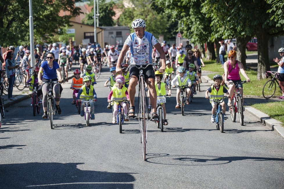 Josef (60) objel na vysokém kole sedmkrát celou zeměkouli, nyní pomáhá onkologicky nemocným dětem.