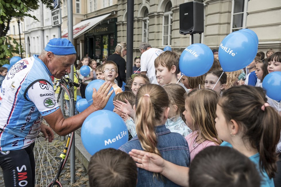 Josef (60) objel na vysokém kole sedmkrát celou zeměkouli, nyní pomáhá onkologicky nemocným dětem.