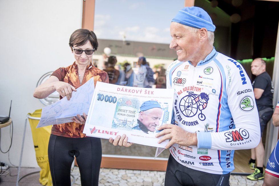 Josef (60) objel na vysokém kole sedmkrát celou zeměkouli, nyní pomáhá onkologicky nemocným dětem.