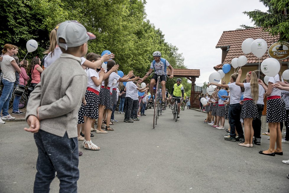 Josef (60) objel na vysokém kole sedmkrát celou zeměkouli, nyní pomáhá onkologicky nemocným dětem.