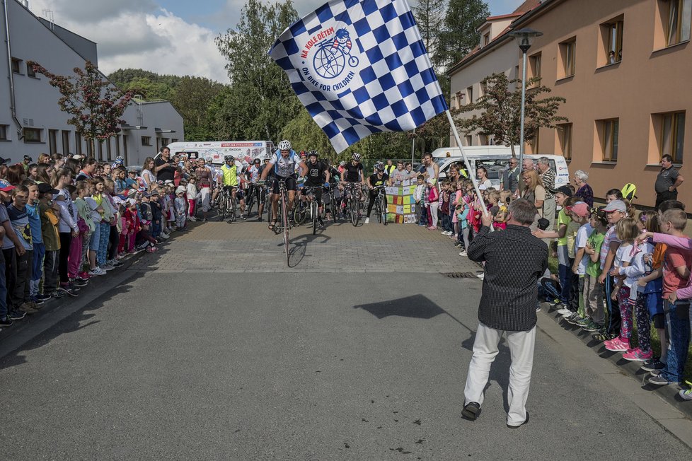 Josef (60) objel na vysokém kole sedmkrát celou zeměkouli, nyní pomáhá onkologicky nemocným dětem.