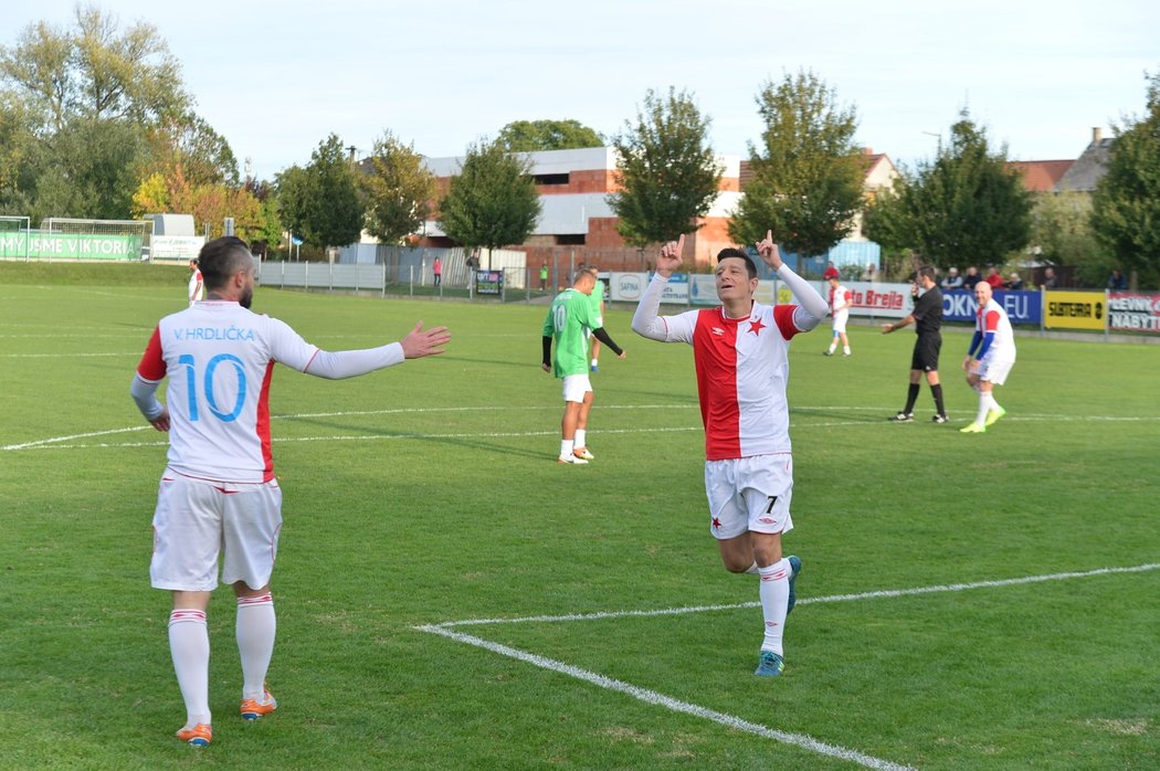 Hrdličkovi se s tátou (†56) rozloučili na fotbalovém hřišti