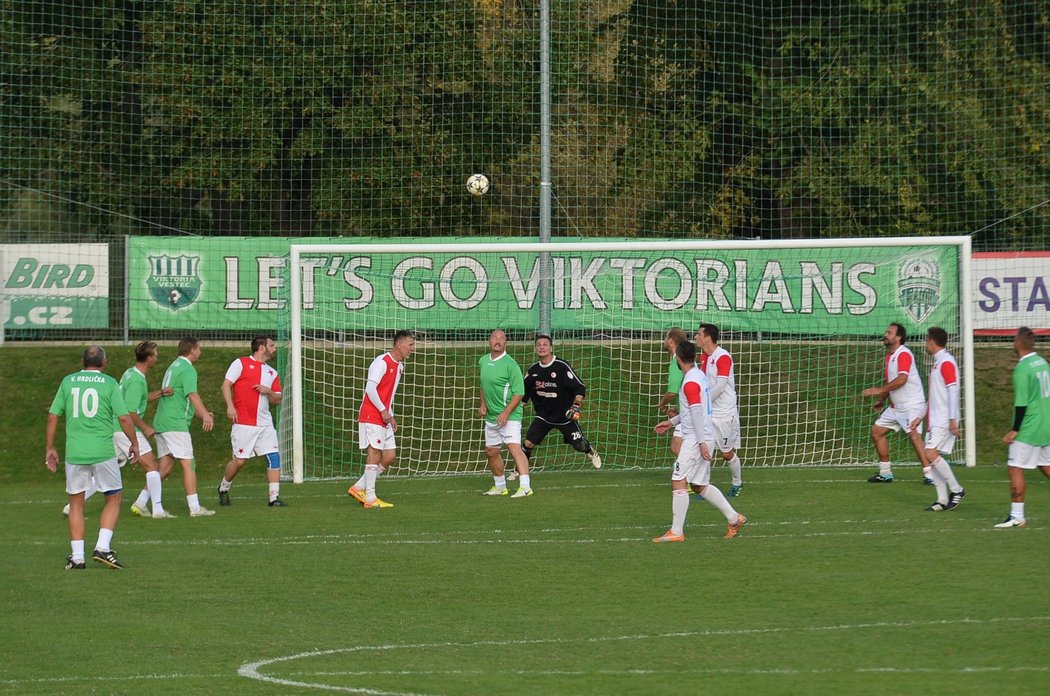 Hrdličkovi se s tátou (†56) rozloučili na fotbalovém hřišti