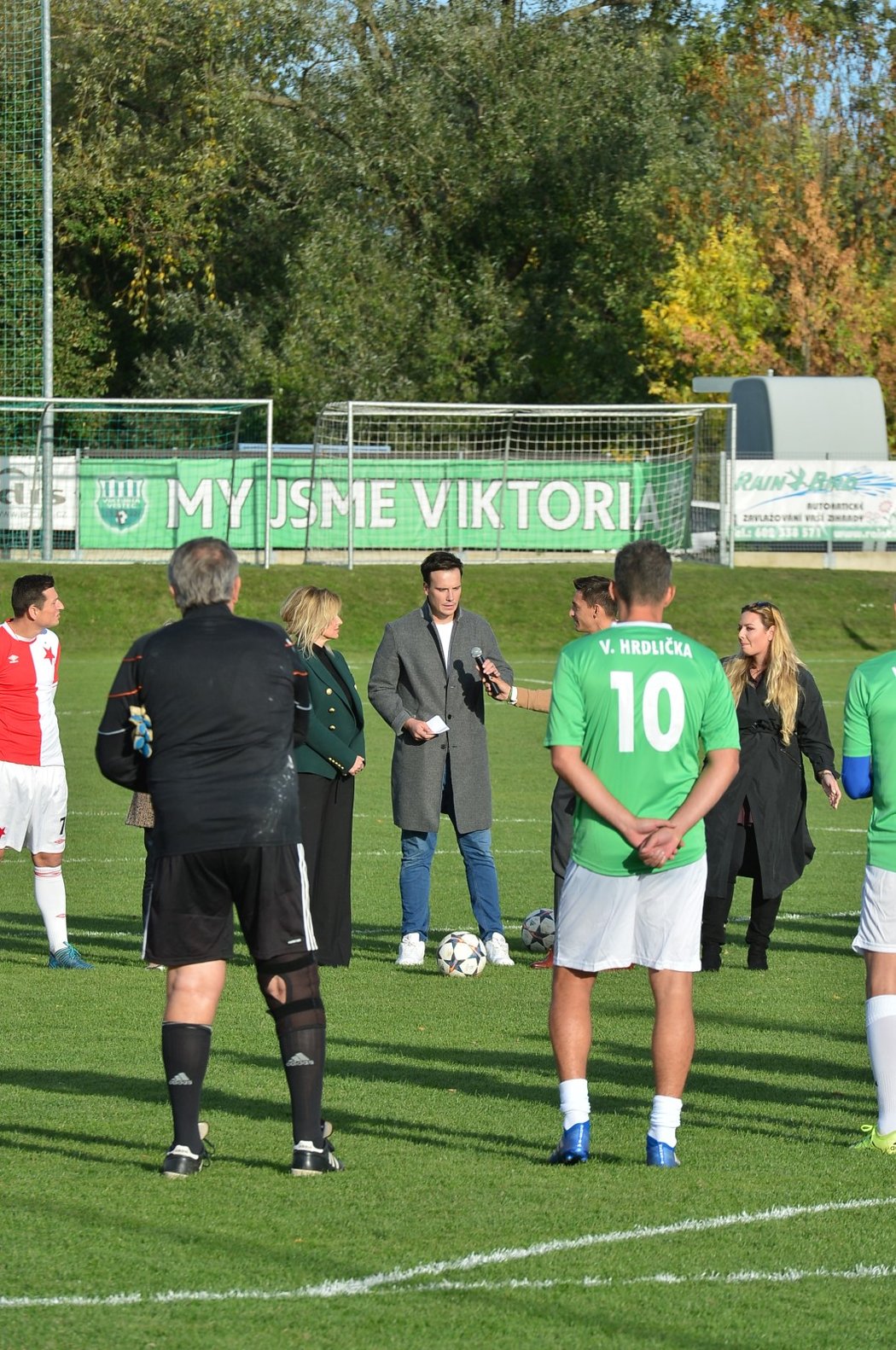 Hrdličkovi se s tátou (†56) rozloučili na fotbalovém hřišti