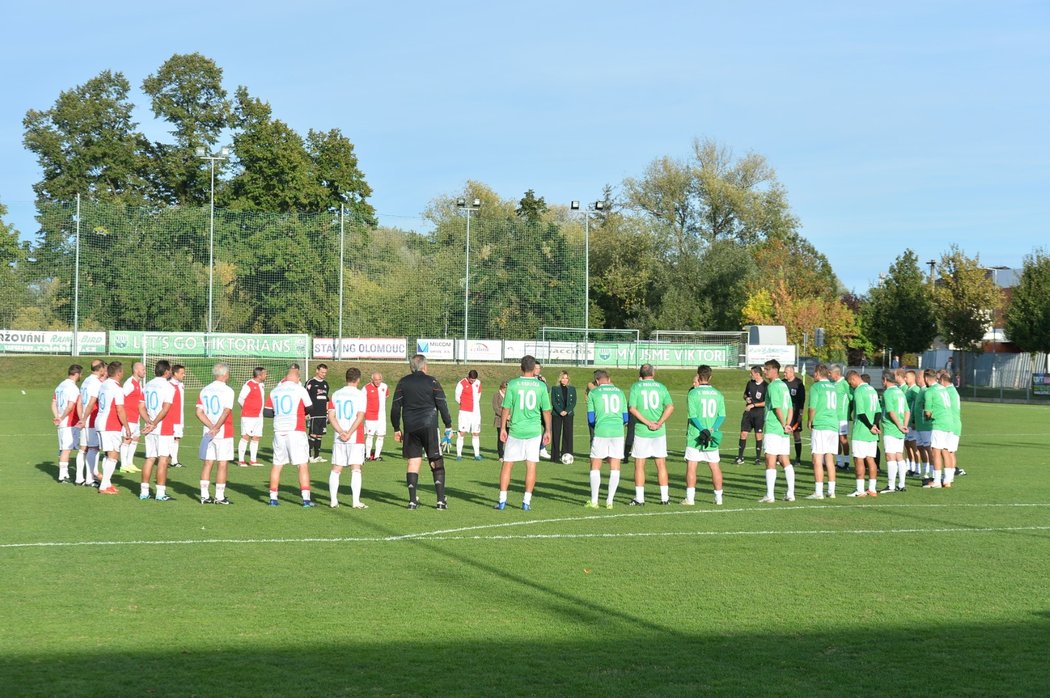 Hrdličkovi se s tátou (†56) rozloučili na fotbalovém hřišti