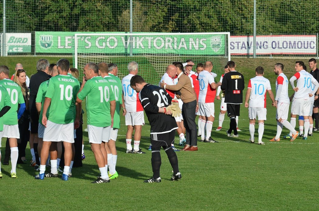 Hrdličkovi se s tátou (†56) rozloučili na fotbalovém hřišti