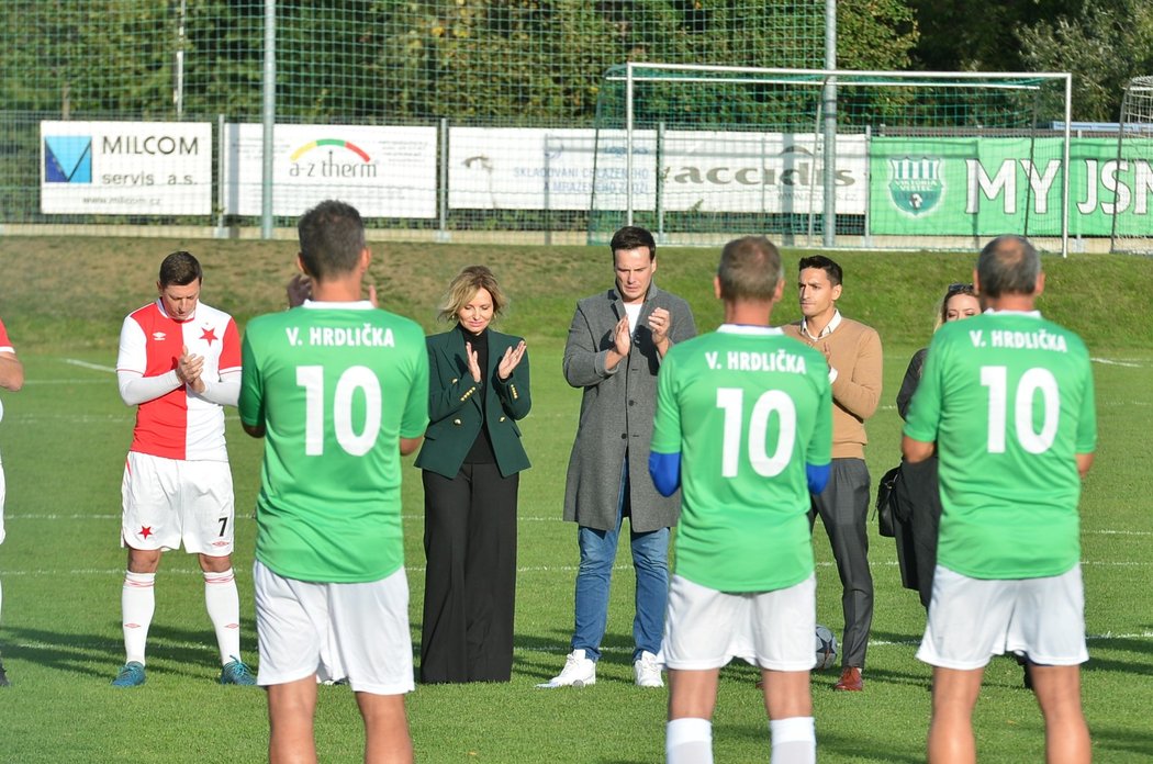 Hrdličkovi se s tátou (†56) rozloučili na fotbalovém hřišti