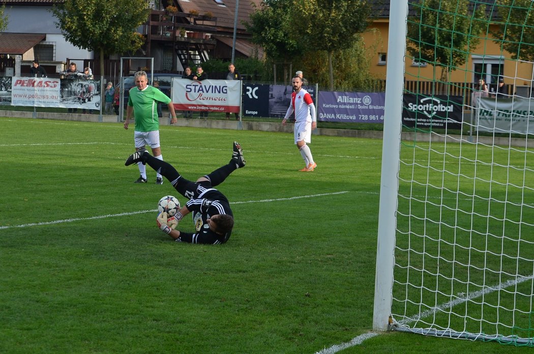 Hrdličkovi se s tátou (†56) rozloučili na fotbalovém hřišti