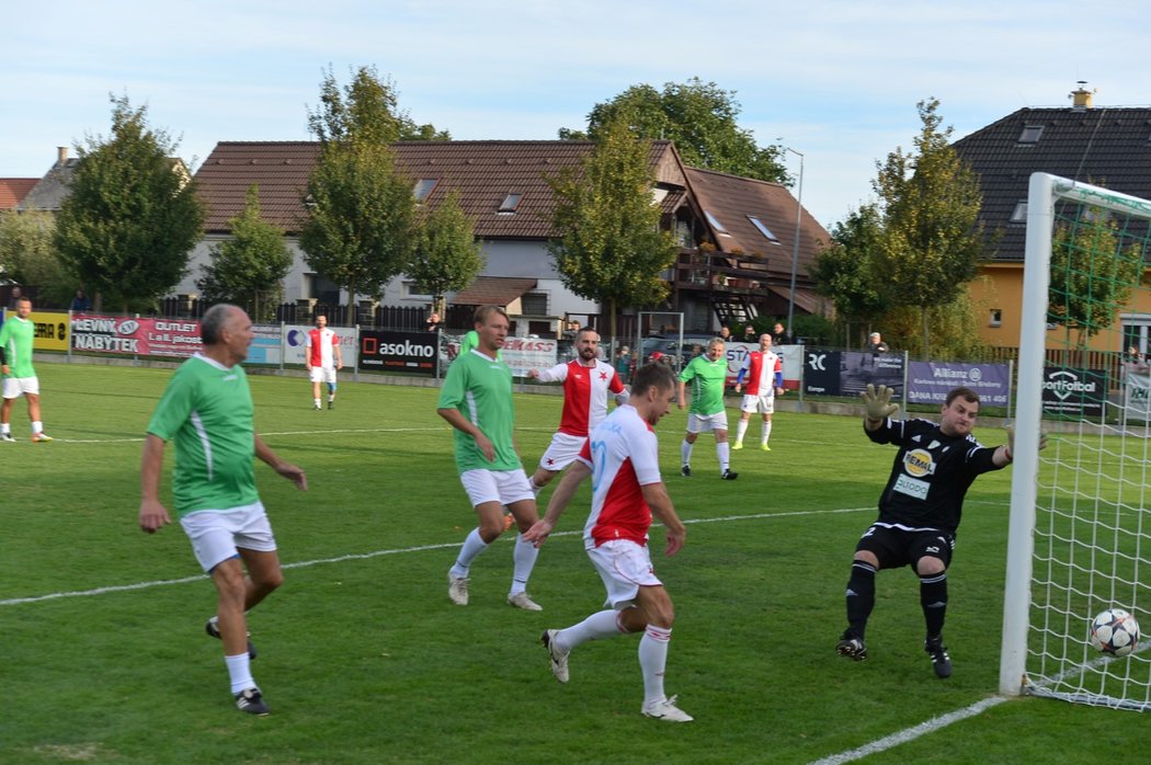 Hrdličkovi se s tátou (†56) rozloučili na fotbalovém hřišti