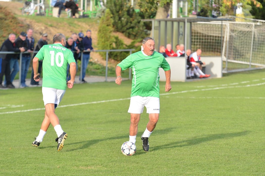 Hrdličkovi se s tátou (†56) rozloučili na fotbalovém hřišti