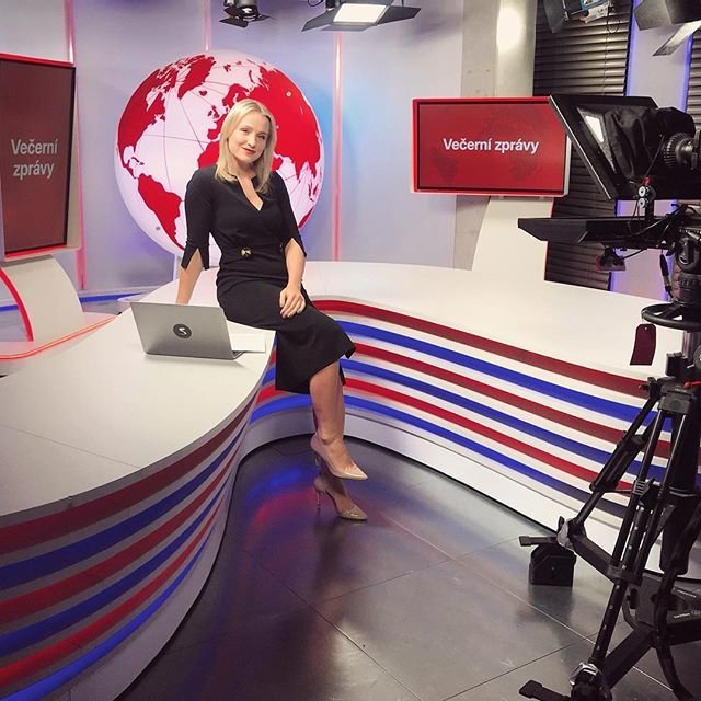 Moderátorka CNN Prima News Lucie Hrdličková po anglických dotazech a útěku ministryně financí Aleny Schillerové (za ANO) čelila i vulgárním útokům.