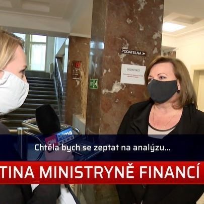 Moderátorka CNN Prima News Lucie Hrdličková po anglických dotazech a útěku ministryně financí Aleny Schillerové (za ANO) čelila i vulgárním útokům