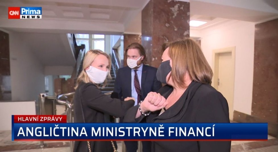 Reportérka a moderátorka Primy Lucie Hrdličková na ministerstvu financí a její anglické dotazy na ministryni financí Alenu Schillerovou (14. 5. 2020)