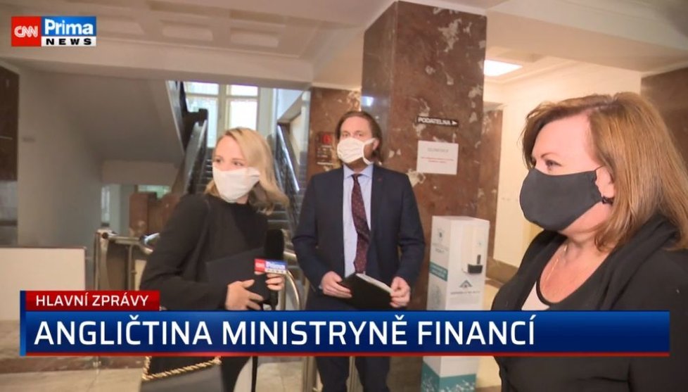 Reportérka a moderátorka Primy Lucie Hrdličková na ministerstvu financí a její anglické dotazy na ministryni financí Alenu Schillerovou (14. 5. 2020)