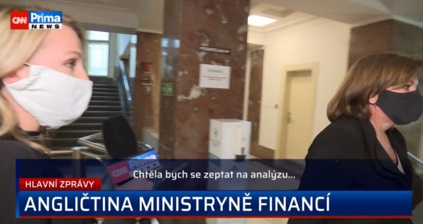 Reportérka a moderátorka Primy Lucie Hrdličková na ministerstvu financí a její anglické dotazy na ministryni financí Alenu Schillerovou (14. 5. 2020)