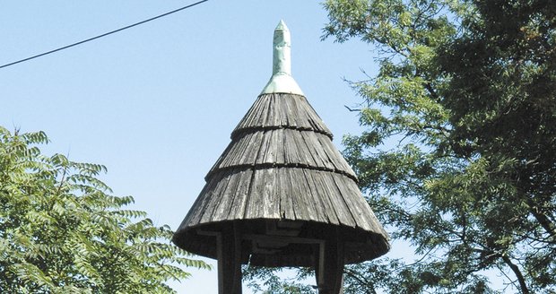 Dlouhá léta stávala hrdlořezská zvonička bez toho, co z ní dělalo to, čím má být. Až koncem roku 2019 ji radnice Prahy 9 nechala opětovně vybavit zvonem, který původně někdo ukradl.