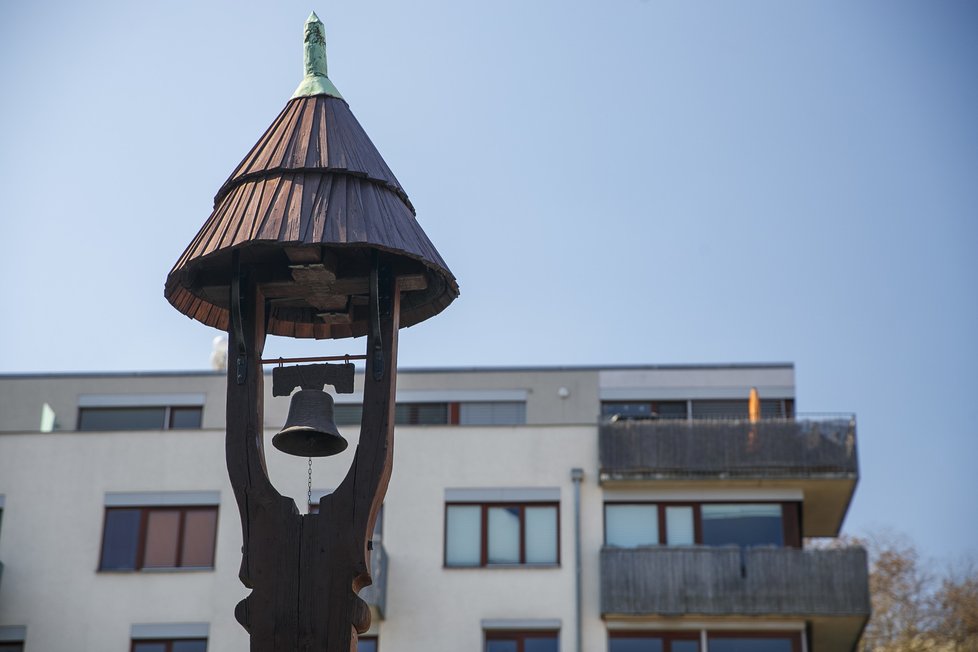 Zvonička kvůli nenechavým sběračům kovů přišla v 90. letech o zvon. Radnice Prahy 9 jej nechala umístit znovu až koncem roku 2019.
