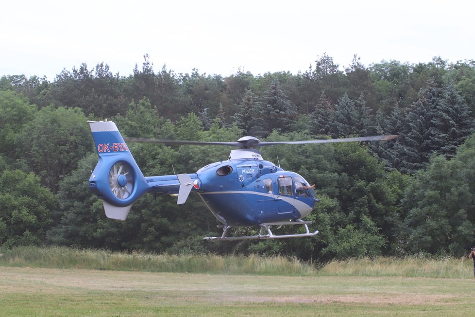 Záchranný vrtulník u koupaliště v obci Hřebeč.
