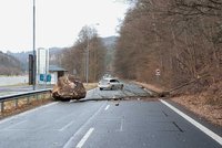 Obří balvan se svalil na silnici u Hřenska: Pískovec o velikosti auta prorazil zátěžový plot!