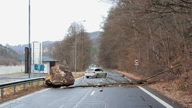 U Hřenska spadl na silnici balvan o velikosti osobního auta