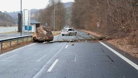 U Hřenska spadl na silnici balvan o velikosti osobního auta