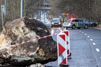 Obří balvan o velikosti auta se svalil na silnici u Hřenska: Hrozí pád dalších kamenů!