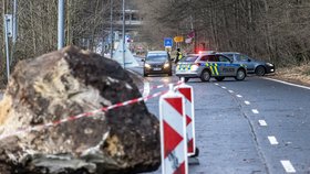 Obří balvan o velikosti auta se svalil na silnici u Hřenska: Hrozí pád dalších kamenů!