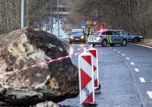 U Hřenska spadl na silnici balvan o velikosti osobního auta