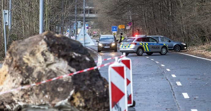 U Hřenska spadl na silnici balvan o velikosti osobního auta