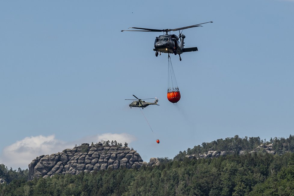 S požárem v Českém Švýcarsku stále bojuje několik vrtulníků.