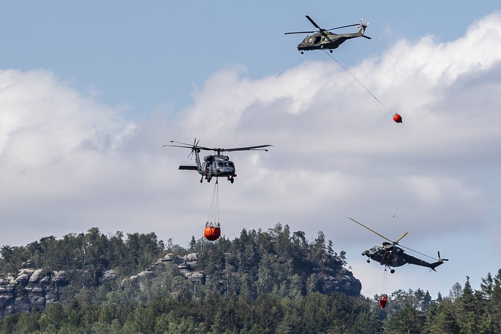 S požárem v Českém Švýcarsku stále bojuje několik vrtulníků.