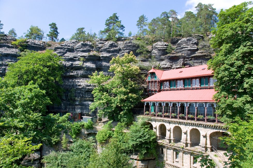 Známý skalní hotel s restaurací je skutečně pohádkový