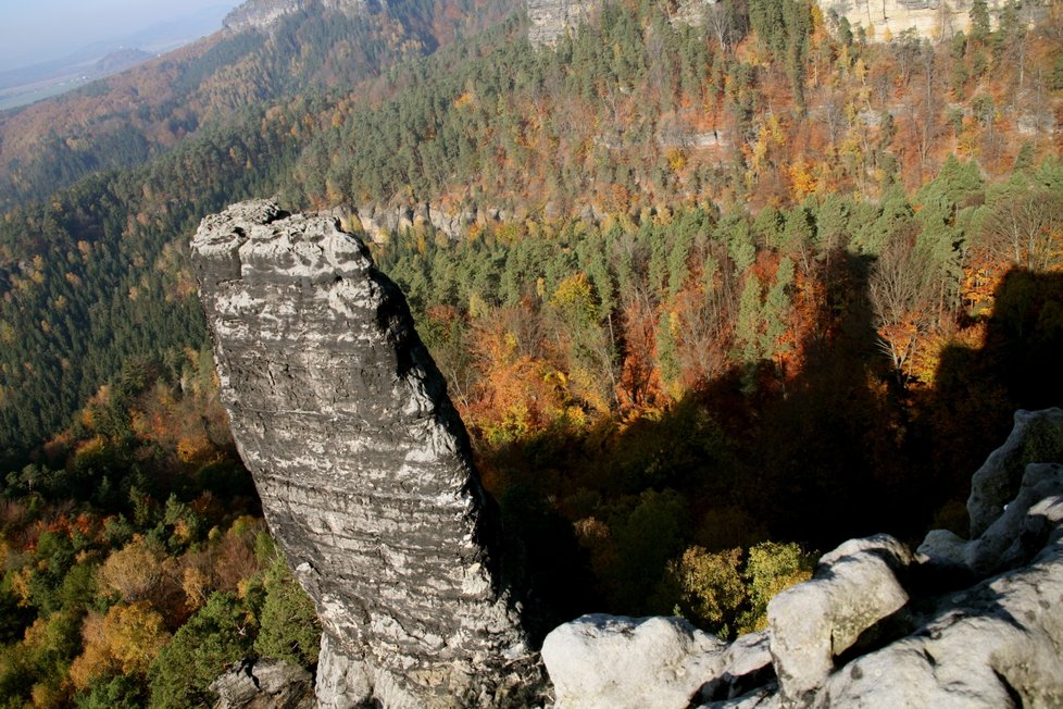 Pohled na trčící skály a lesy je nádherný.