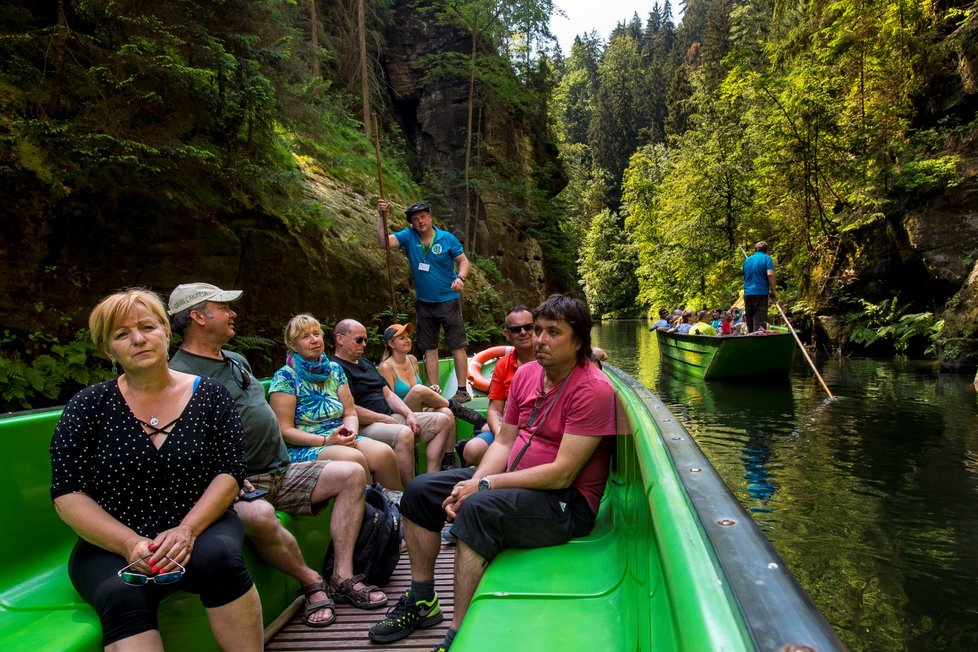 Převozníci převáželi 31. května 2018 turisty na lodičkách v Edmundově (Tiché) soutěsce na řece Kamenici nad obcí Hřensko v Národním parku České Švýcarsko