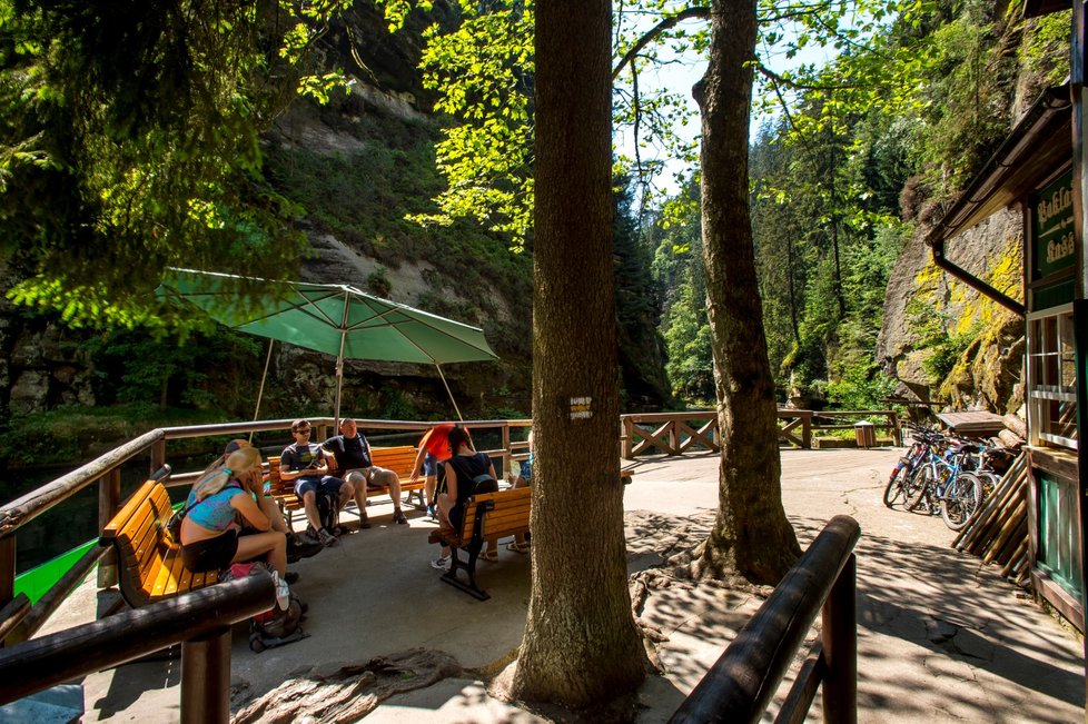 Dolní přístaviště lodiček v Edmundově (Tiché) soutěsce na řece Kamenici nad obcí Hřensko v Národním parku České Švýcarsko