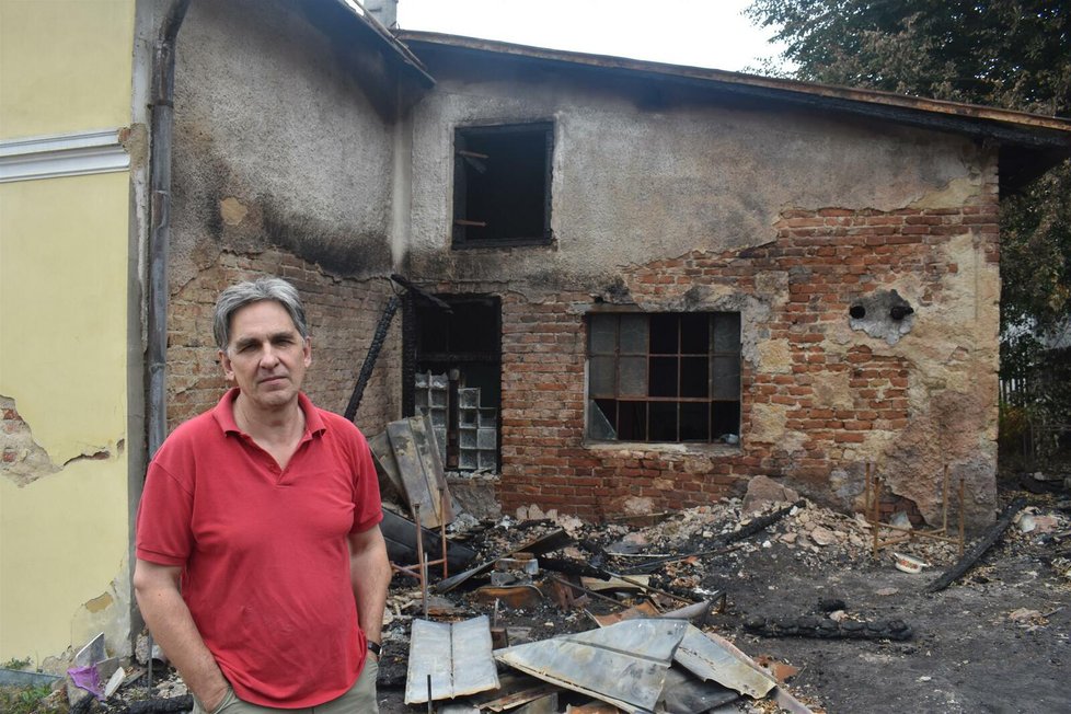 V domě pana Krikunova došlo k výbuchu, který vysypal okna u přístavku a plameny sežehly i část střechy.