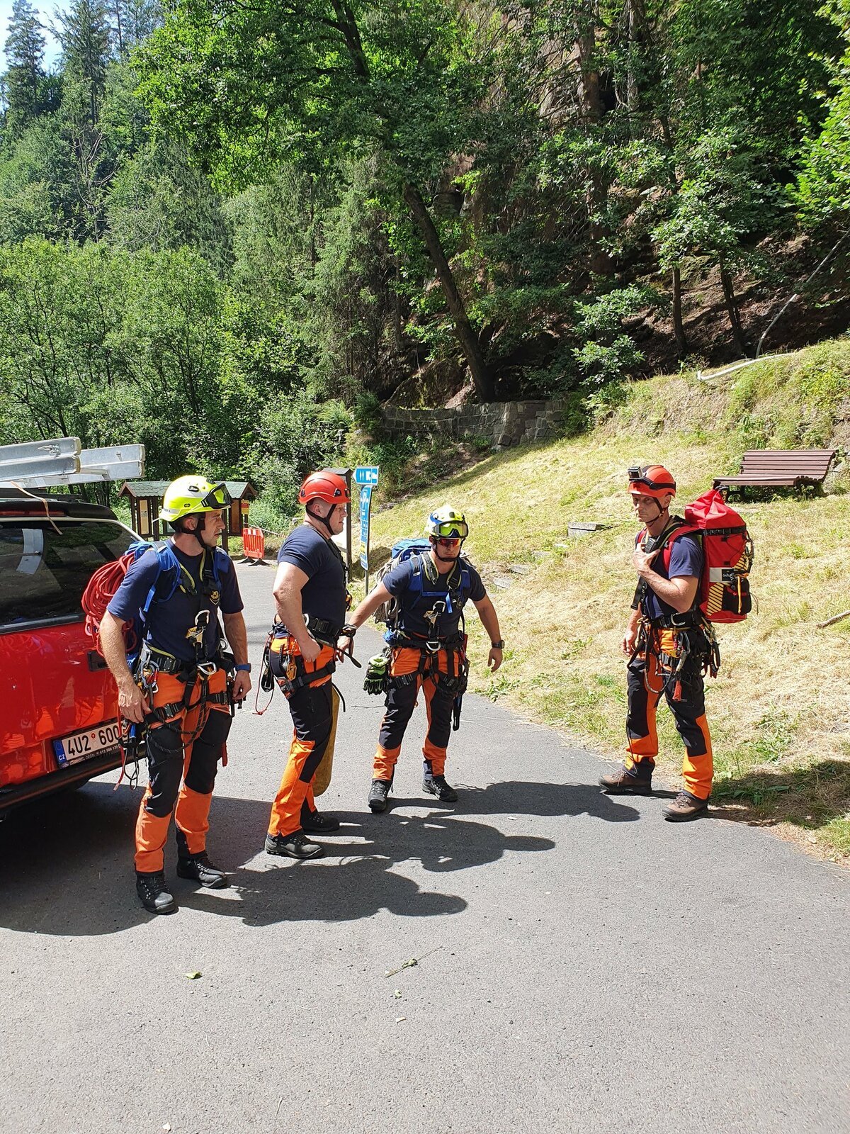 Na místě je také lezecká skupina hasičů, kteří zasahují ve skalnatém terénu.