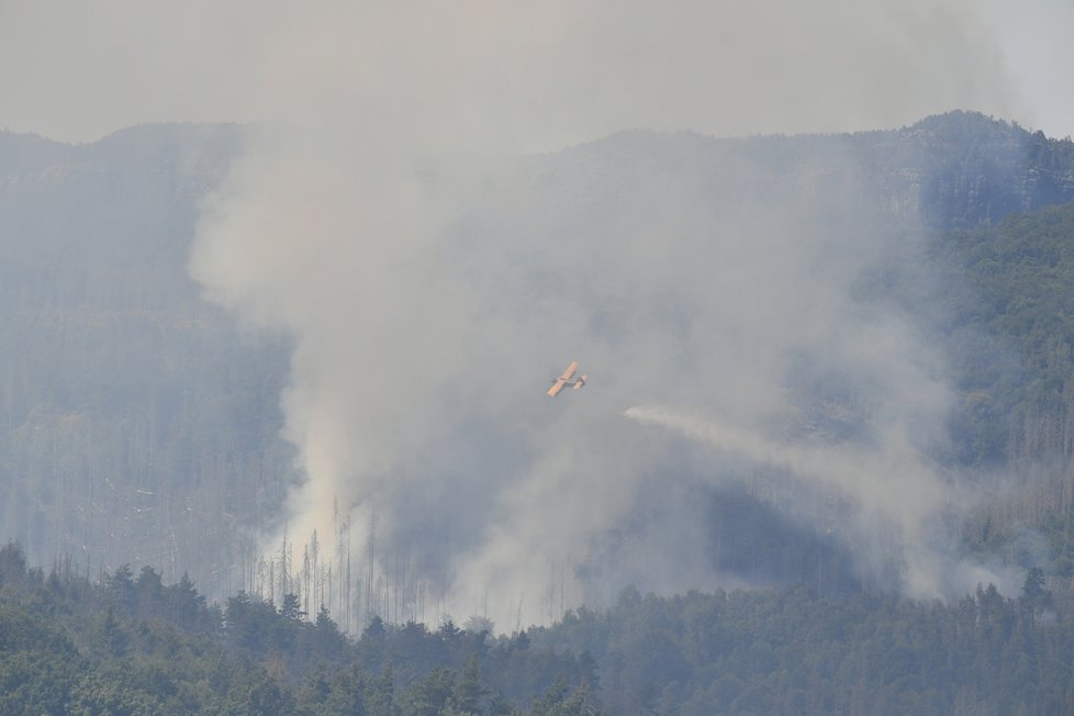 Požár lesa v Národním parku České Švýcarsko u Hřenska, 24. července 2022, Děčínsko.
