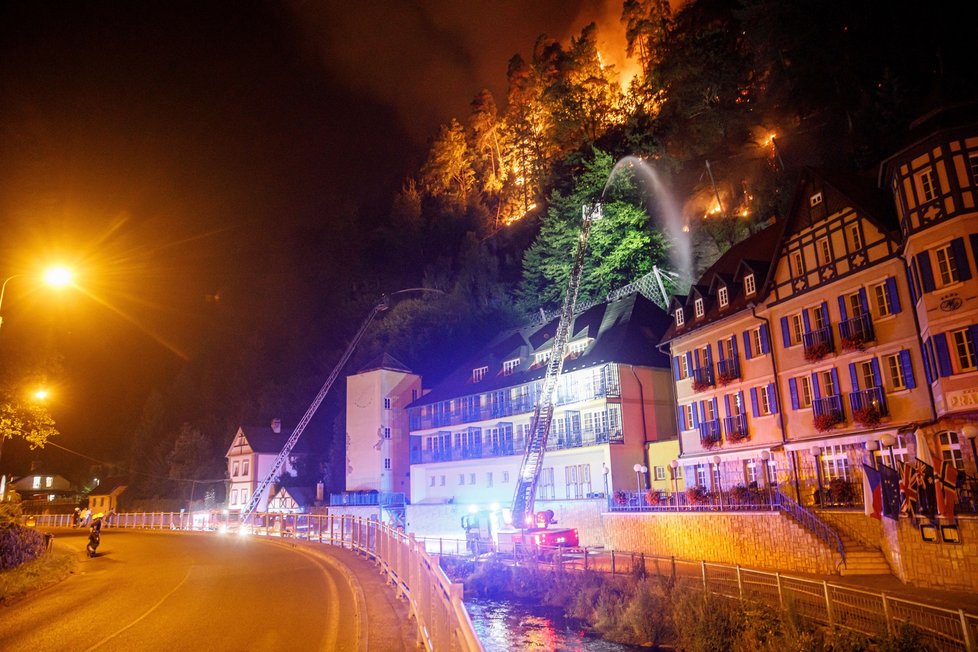 Snímek zachycuje požár za Hotelem Praha.