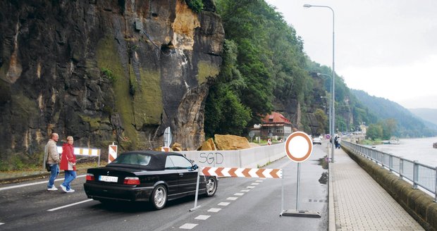 Blesk situaci u uzavírky monitoroval včera čtvrt hodiny. Za tu dobu projelo kolem zákazu vjezdu bez povšimnutí zhruba dvacet automobilů