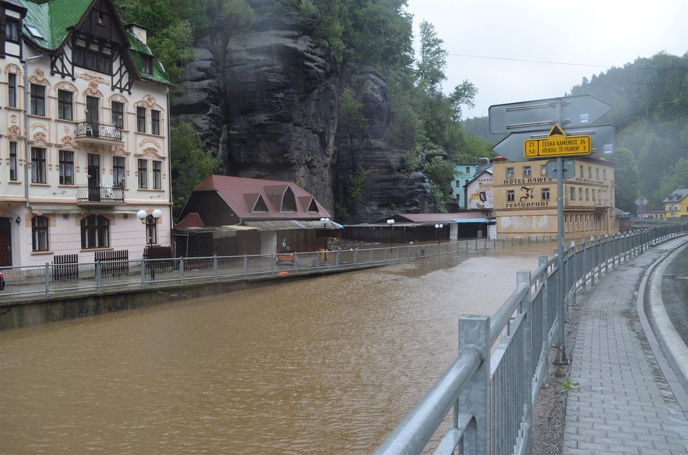 Kamenice v Hřensku pomalu přetékala