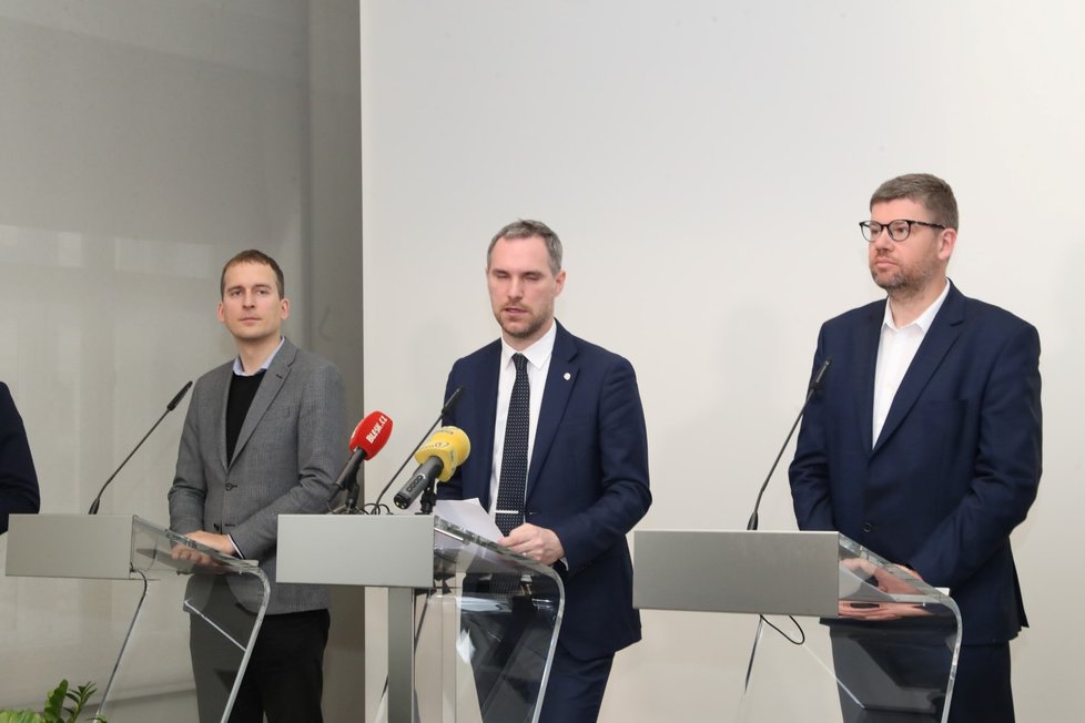 Vedení Prahy na tiskové konferenci: Jan Čižinský (Praha sobě), Zdeněk Hřib (Piráti) a Jiří Pospíšil (TOP 09)