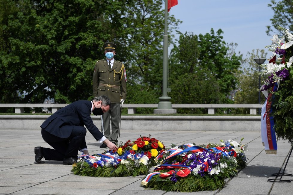 Primátor Zdeněk Hřib položil věnec u hrobu neznámého vojína na pražském Vítkově při pietním aktu u příležitosti 75. výročí ukončení druhé světové války (8. 5. 2020).