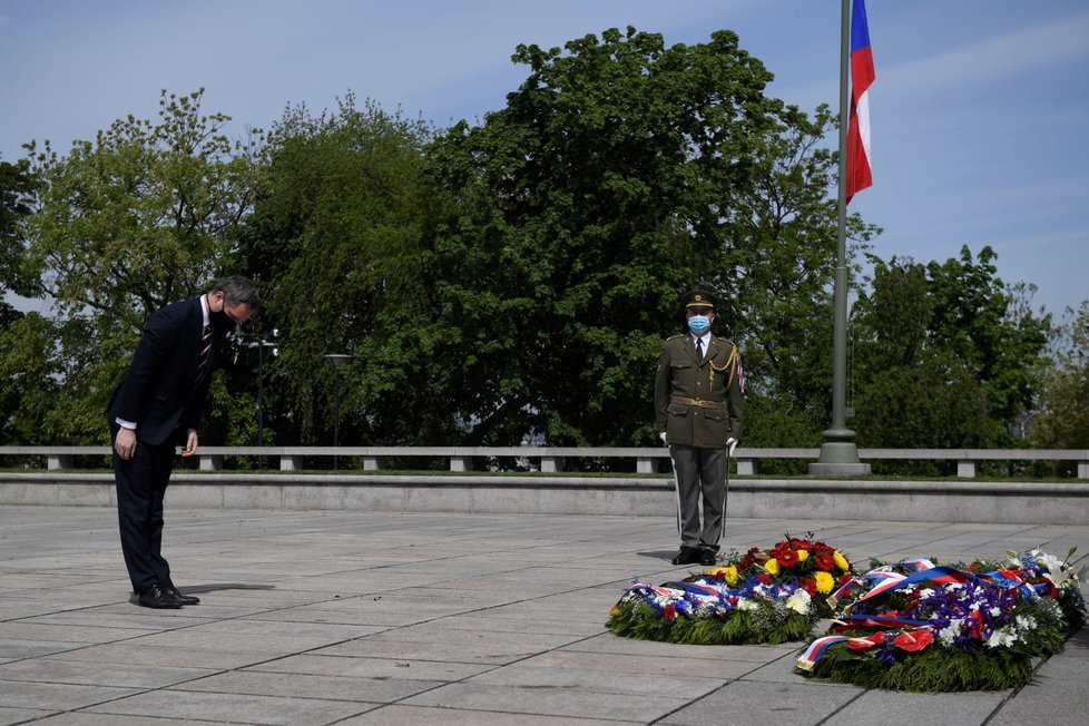 Primátor Zdeněk Hřib položil věnec u hrobu neznámého vojína na pražském Vítkově při pietním aktu u příležitosti 75. výročí ukončení druhé světové války (8. 5. 2020).