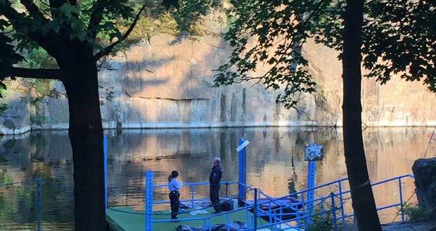 Zatopený lom se stal místem tragédie: Františkovi (†25) se skok do vody stal osudným (ilustrační foto)