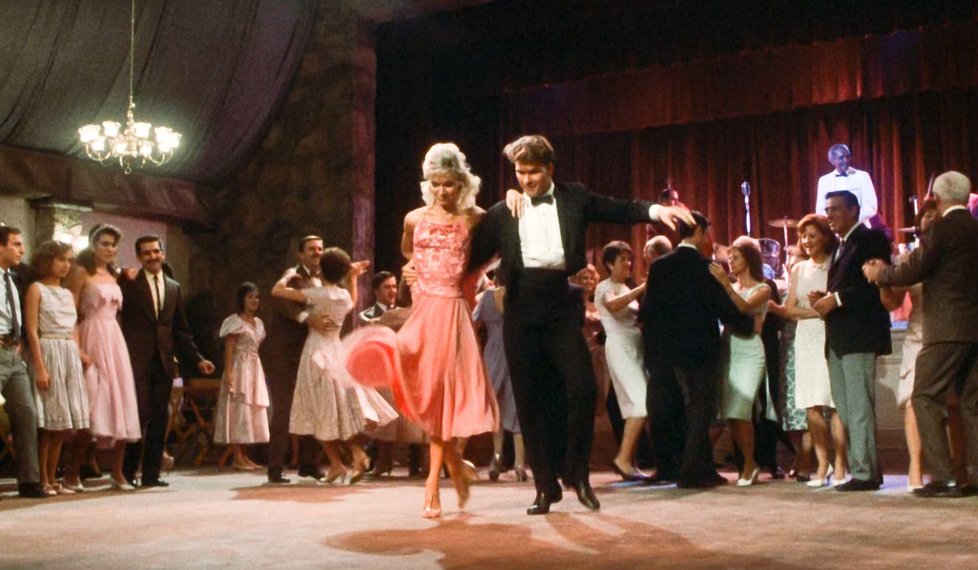 Cynthia Rhodes s Patrickem Swayzem jako tanečnice Penny.