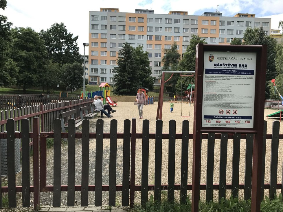 Obě holčičky podle policie strávily noc v dřevěném vláčku na hřišti v Bohnicích.